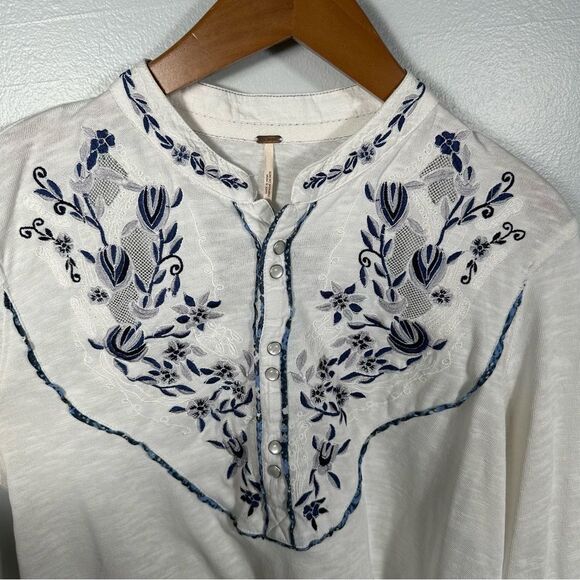 Free People Sundance Embroidered Henley Blouse Top Size Medium Bohemian Coastal - Picture 15 of 16